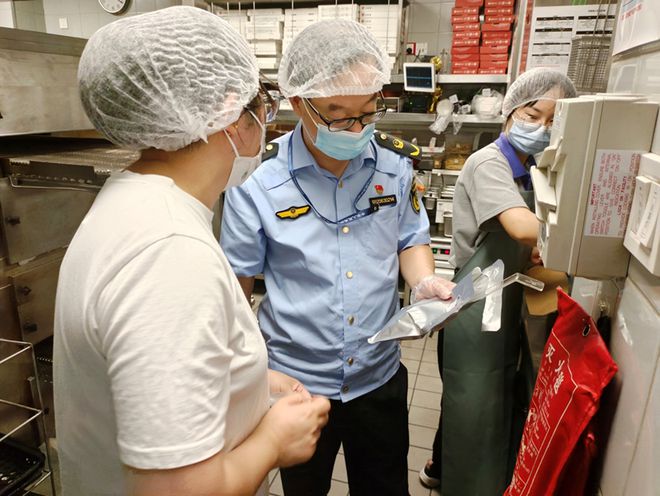 食品安全監管再升級 多地市場監管部門突擊檢查必勝客，無錫兩店被立案調查